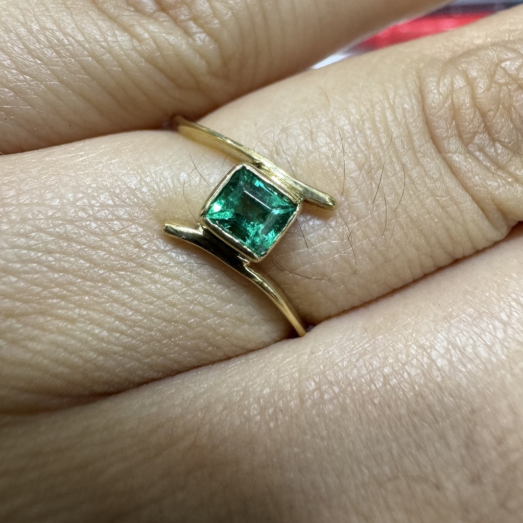 Anillo Oro 18k con esmeralda cuadrada diseño cruzado T.6