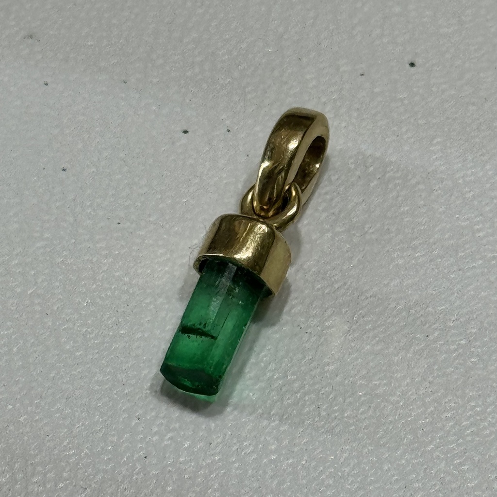 Dije oro 18k Canutillo esmeralda y punto de Diamante