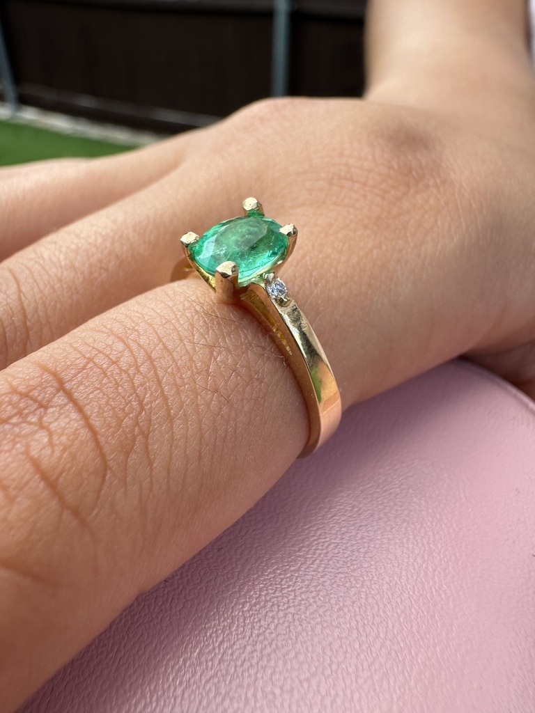 Anillo oro 18k Esmeralda Ovalo 0.8 QT T.7