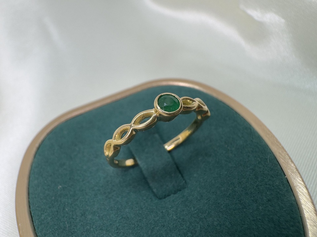 Anillo oro 18k  diseño trenzado + esmeralda T 6.5