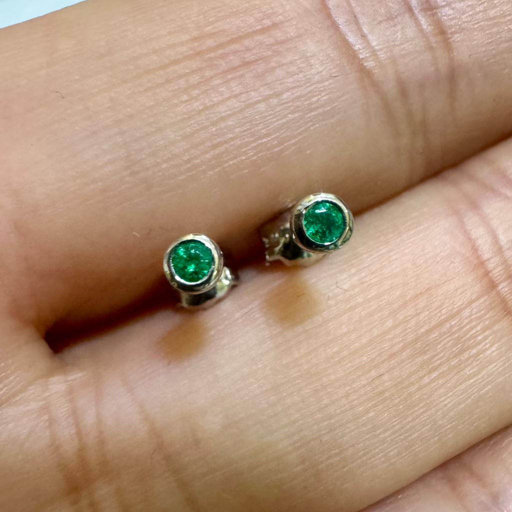 Topos mini en oro blanco 18K con esmeralda