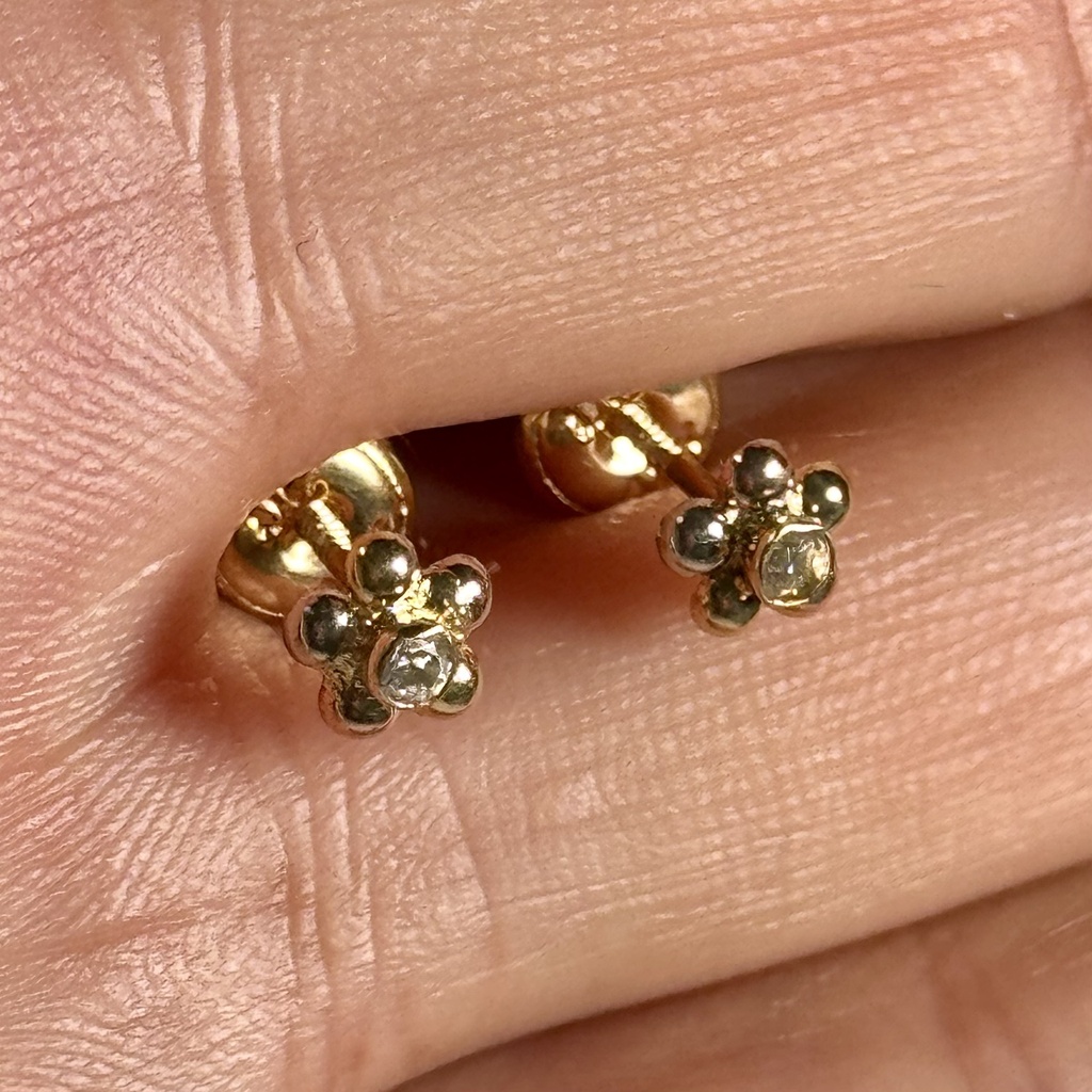 Topos oro 18K florecita circon