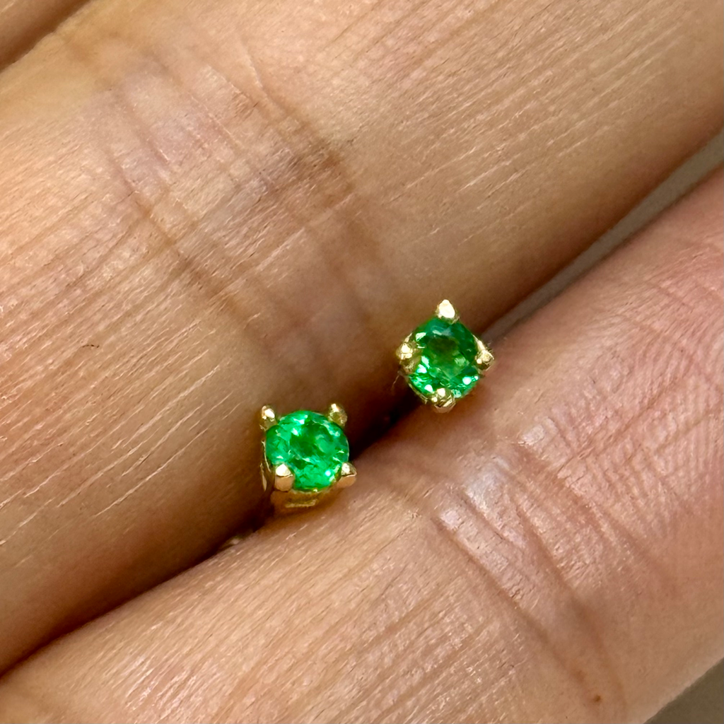 Topos en oro 18k con esmeraldas de 2.5mm