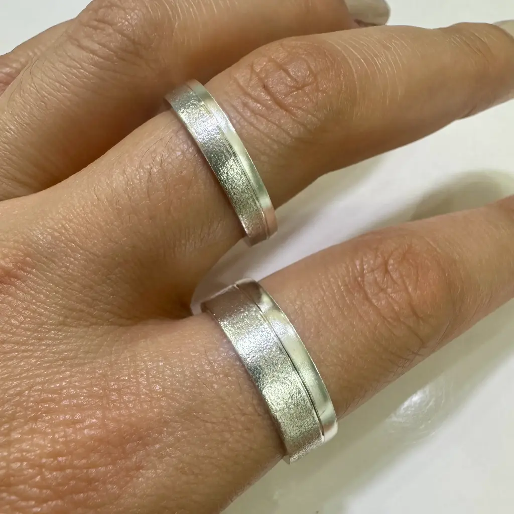 Alianza en plata con grabado PERSONALIZADO