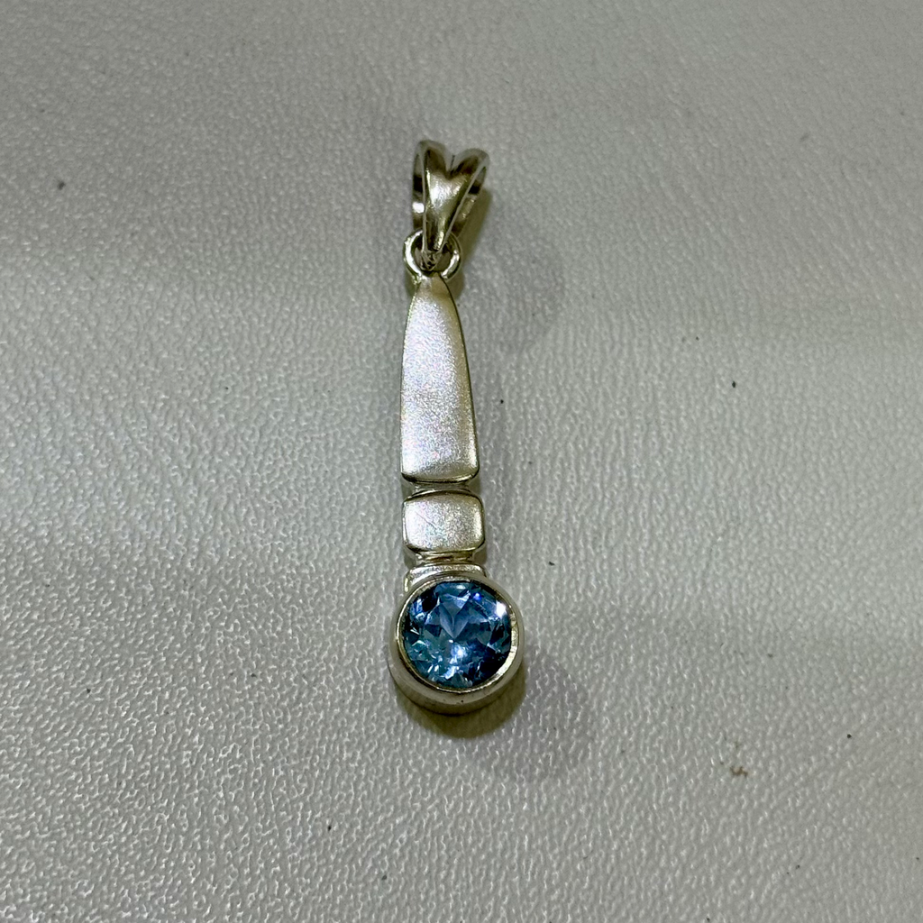 Dije en plata largo circón redondo azul