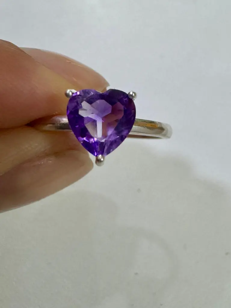 Anillo en plata con amatista corazón