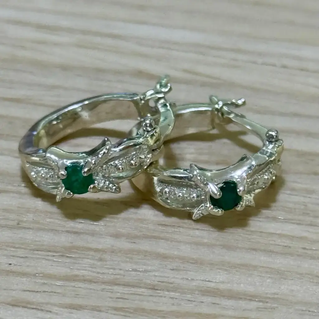 Candonga mediana en Plata diseño con esmeralda surtida