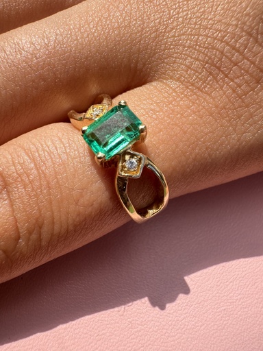 [A0065 AN] Anillo oro 18k esmeralda cuadrada 0.6 QT y 2 puntos de diamante T.7