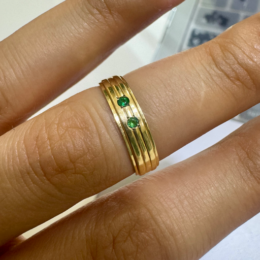 [A0095 AN] Argolla plana en oro 18K acanalada con 2 puntos de esmeralda T 5.5