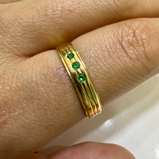 [A0096 AN] Argolla plana en oro 18K acanalada con 3 puntos de esmeralda T 9.5
