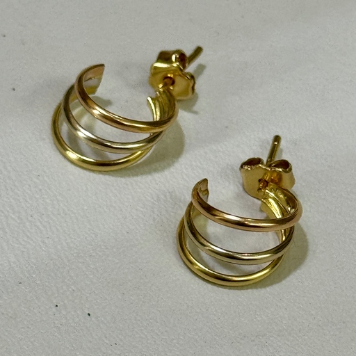 [A0177 AR] Arete tres aros 3 oros broche mariposa